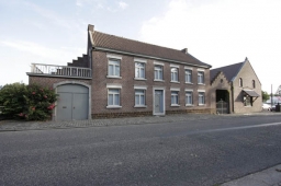 Het brouwershuis is het eerste huis van Donk aan de linker zijde komende van Halen centrum. Het bakstenen gebouw werd gebouwd in het midden van de 19de eeuw en ligt pal aan de Gete. De deur is voorzien van een dubbele steektrap. De poort rechts verleent toegang tot een gekasseide binnenplaats met de industriële gebouwen.