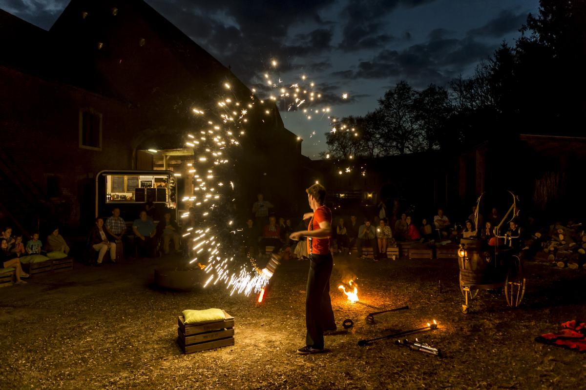 Magische kampvuurvertellingen met vuurshow