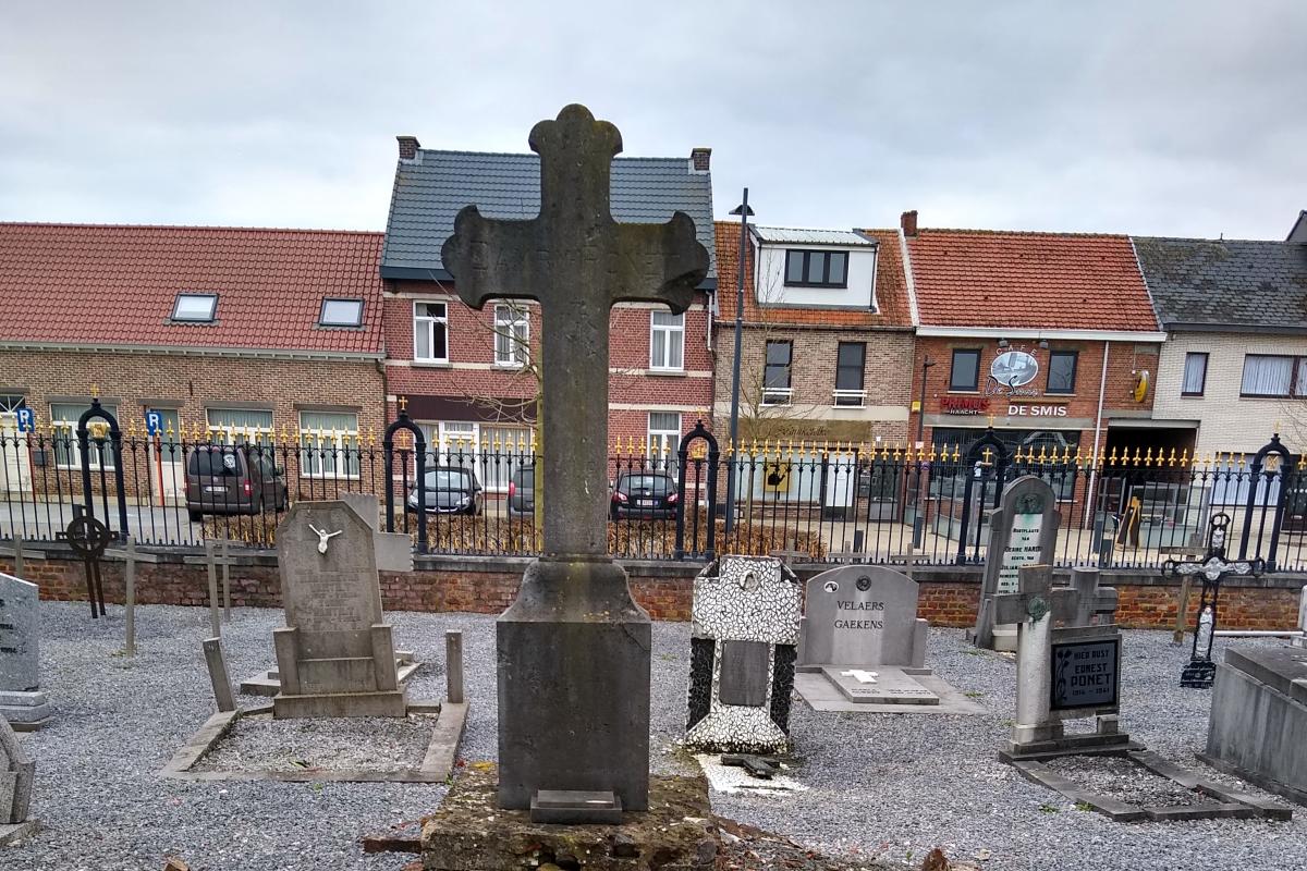 Grafmonument Damry-Ponet op het kerkhof van Donk