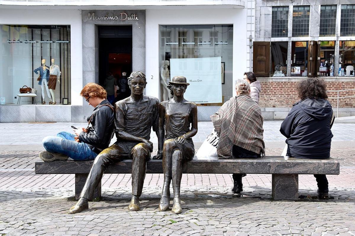 Beelden op de grote markt van Hasselt van Marc Cox