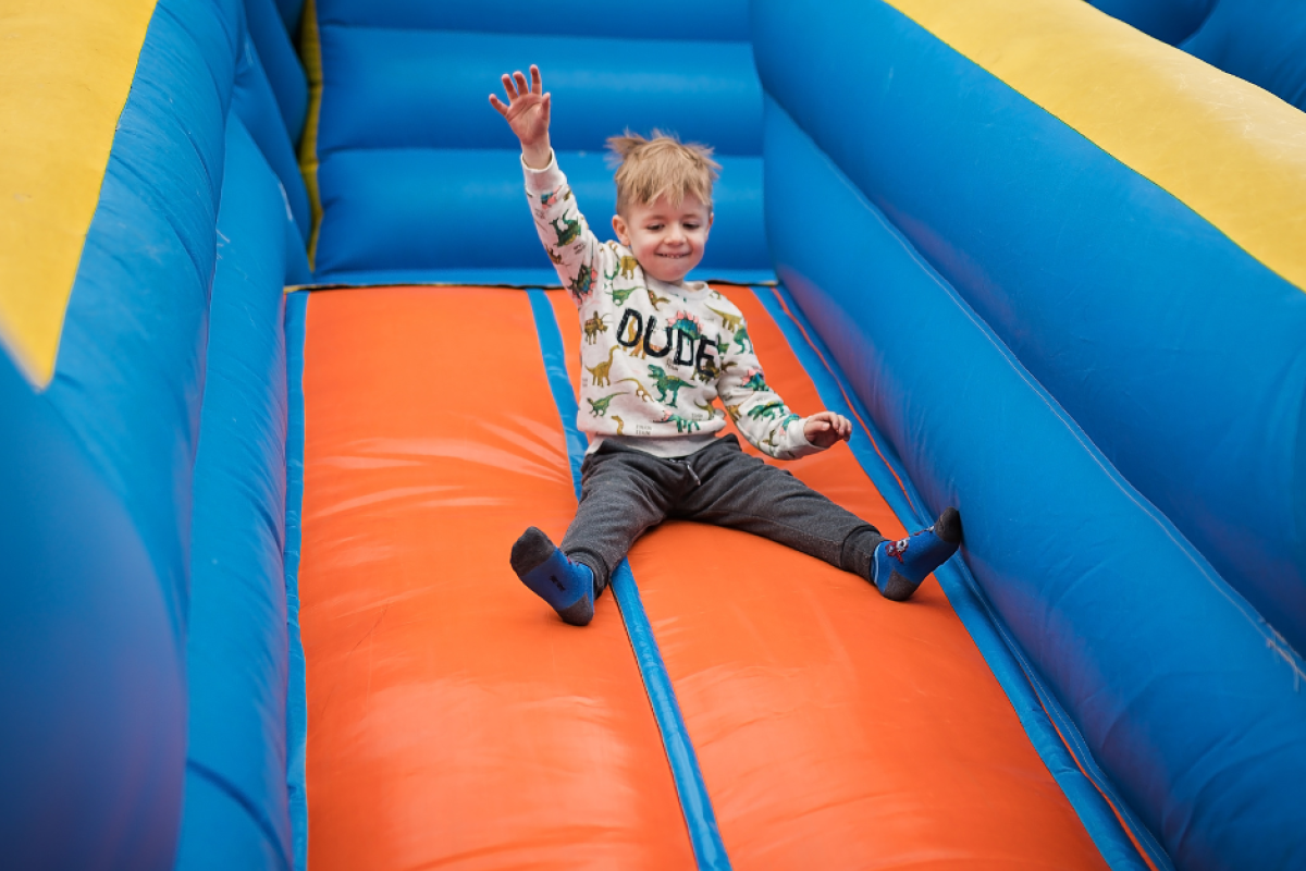 Kind op springkasteel