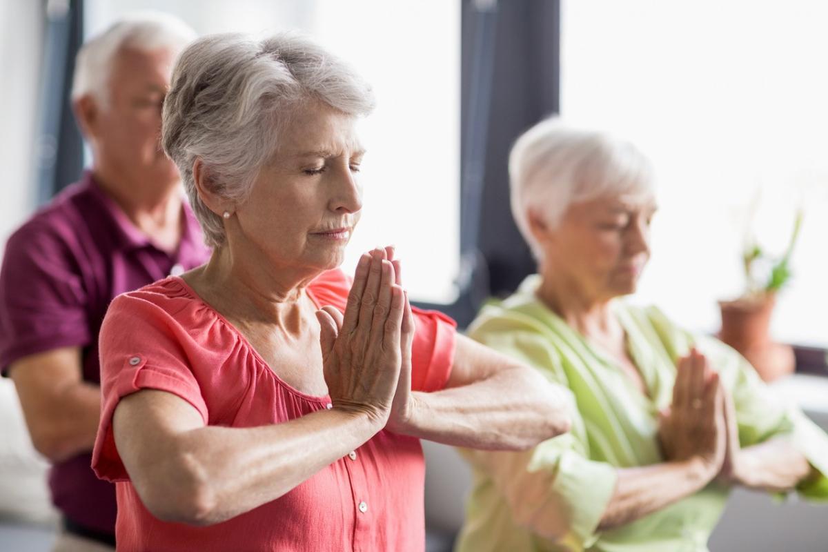 Yoga voor senioren © shutterstock