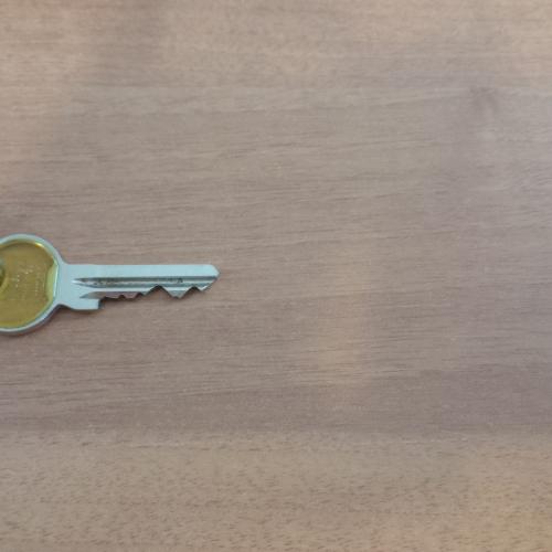 1 sleutel met plastic koordje eraan