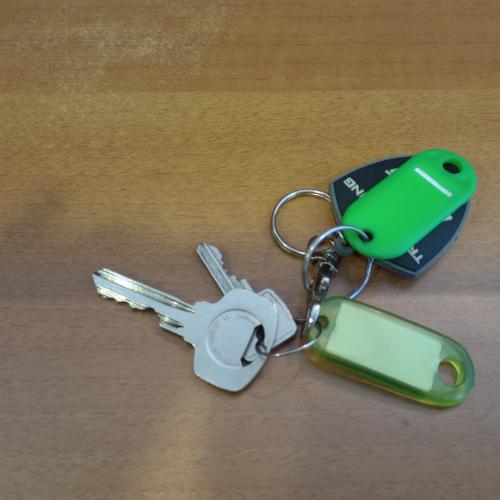 2 sleutels met groene hangers