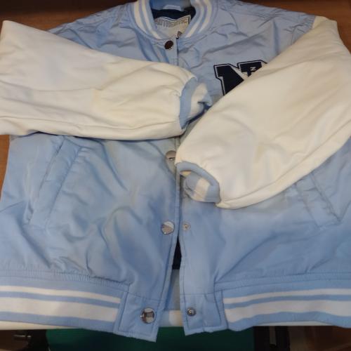 lichtblauwe jas met witte mouwen 